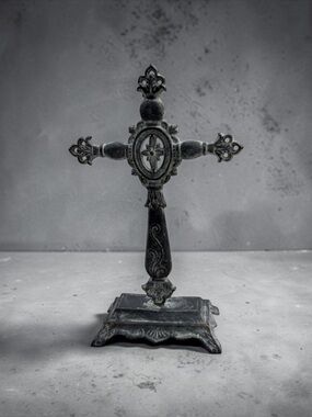 ORNATE CAST IRON TABLETOP CROSS DECOR – 13 INCH GOTHIC STYLE